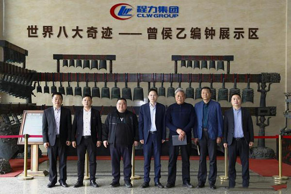 在程力汽車集團總部迎賓大廳，雙方代表觀摩世界八大奇跡編鐘后合影紀念