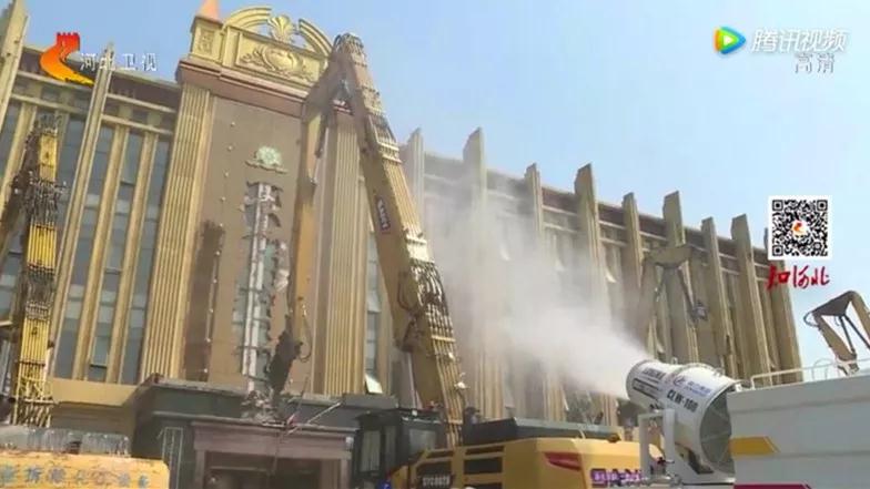 程力抑塵車助力雄安綠色環(huán)保第一拆大顯身手，被央視等電視臺(tái)主流媒體重點(diǎn)報(bào)道