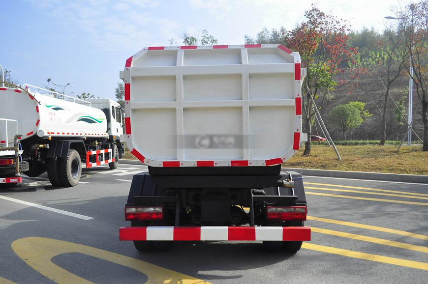 國五東風(fēng)嘉運(yùn)自裝卸式垃圾車